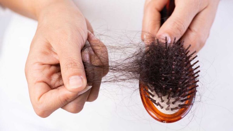 Pousse des cheveux : astuces infaillibles pour éviter la chute et relancer la croissance