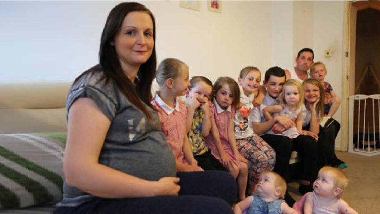 Femme enceinte de son 13ème bébé, le montant de son allocation familiale