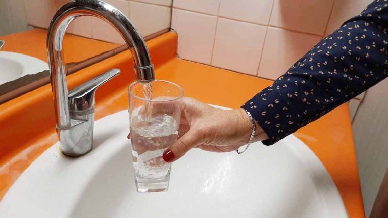 L’eau du robinet contient trop de pesticides, les autorités sanitaires lancent l’alerte