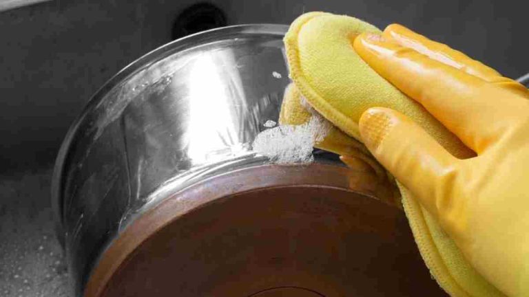 L'astuce de génie pour nettoyer les casseroles et poêles sales